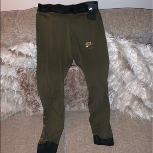 Women’s Nike tights, large.